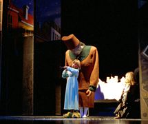<em>Djevojčica sa žigicama</em> (première : 1996) par Dječje kazalište u Osijeku (Osijek, Croatie), mise en scène : Dubravka Carić et Marin Carić, scénographie : Željko Zorica. Photo: Ivan Špoljarec