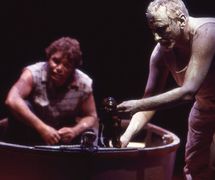 <em>Lift ‘Em Up Socks</em> (2000) par Handspan Theatre (Melbourne, Australie), une production avec des acteurs et des marionnettes, de l'imagerie numérique et de l'animation, inspiré par une collection de marionettes des années 50 et partiellement basé sur la vie de l'artiste aborigène et acteur de cinéma Tom E. Lewis. Mise en scène : David Bell, mise en scène de marionette : Heather Monk, scénographie : Mary Sutherland. Représentés sur la photo : Garçon aborigène (marionnette à tiges) avec les acteurs Tom E. Lewis et Rod Primrose. Photo: Jeff Busby