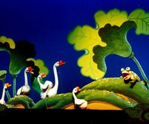<em>Le crapaud et les oies</em> (蛤蟆与鹅, 1990) par Shanghai Muoutuan (District de Huangpu, Shanghai, République populaire de Chine), mise en scène : Huang Heming, scénographie et fabrication : Xu Wenqi, marionnettistes : Huang Heming, Zheng Guofang, et d’autres. Marionnettes à tiges, hauteur : 70-100 cm. Photo: Hu Zhiqiang