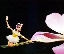 <em>Les désirs de printemps</em> (春的畅想, 1999) par Shanghai Muoutuan (District de Huangpu, Shanghai, République populaire de Chine), mise en scène : He Xiaoxing, scénographie et fabrication : Xu Jin, marionnettistes : Zheng Huliu, Dong Yongjian, Zheng Liming. Marionnettes à tiges, hauteur : 70-100 cm. Photo: Hu Zhiqiang